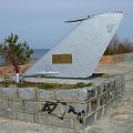 Pomnik poświęcony pilotom tragicznie zmarłym podczas katastrofy samolotu Iskra rozbitego o powierzchnię morze niedaleko brzegu