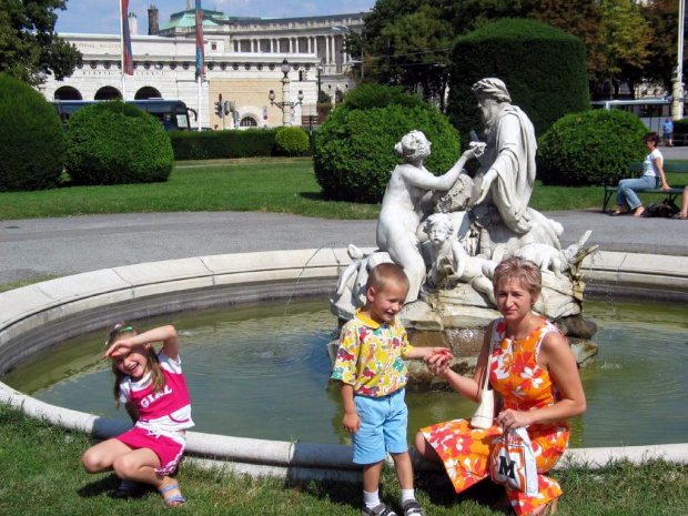przy fontannie we wiedeńskim parku obok muzeum natury rok 2004