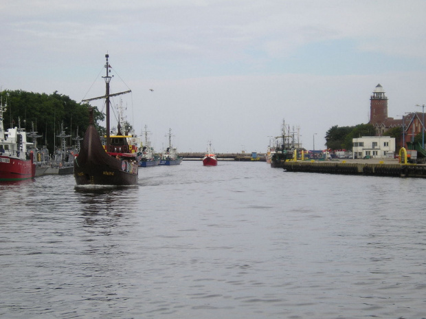 Statek spacerowy 'Wiking' w kanale portowym.