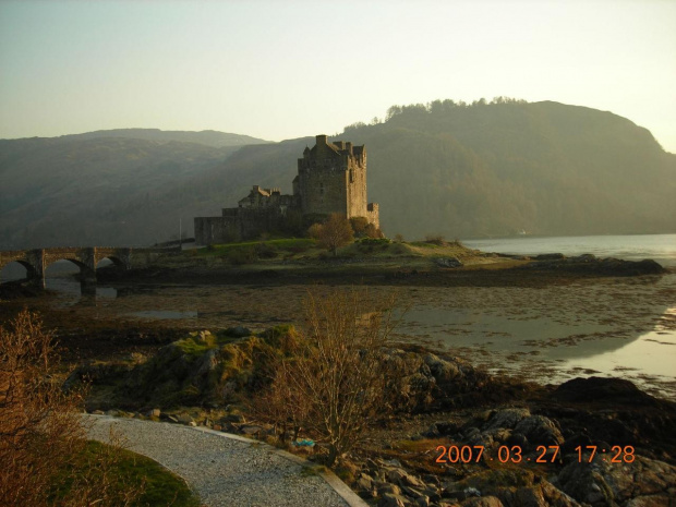 W drodze z Loch Ness na Skye Island Eilean Donan Castle