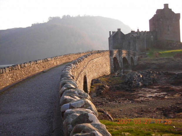 W drodze z Loch Ness na Skye Island Eilean Donan Castle