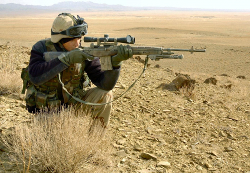Żołnierz korpusu Marines podczas patrolu w Afganistanie. #M14AfganistanUSMC