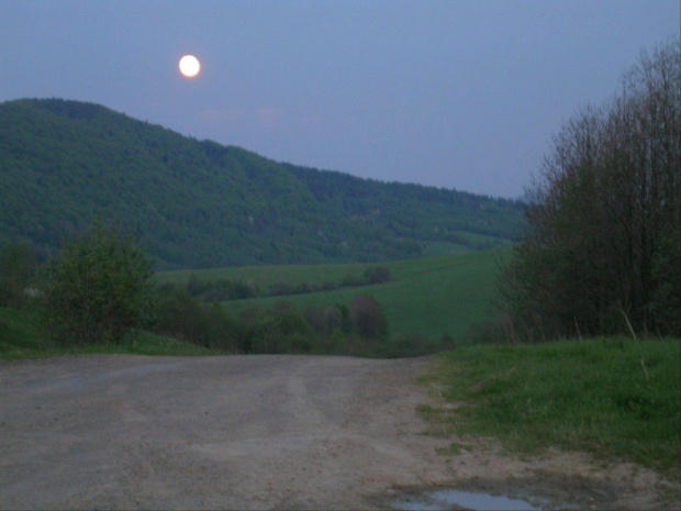 wschód księżyca nad Korbanią