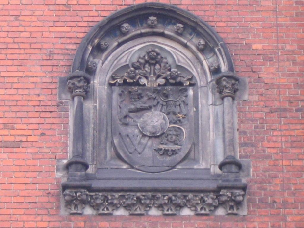 Herb Wrocławia na budynku biblioteki uniwerysteckiej