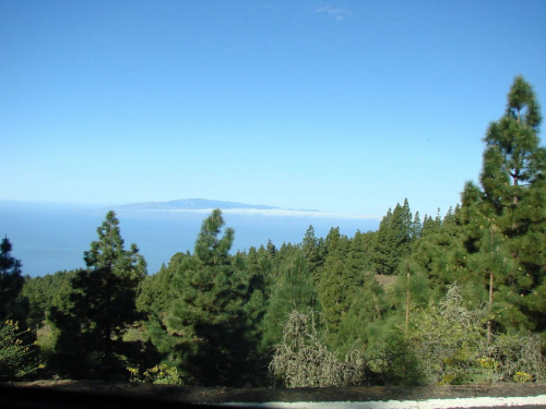 droga na Teide- widok na ocean i jedną z wysp - Gomera!