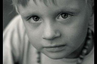 Biało-czarne korale.. #Wiosna2007 #dzieci #dziecko #boy #CzarnoBiałe #oczy #lato #blackandwhite #kids #family #rodzina