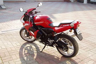 Moja TZR i ja :-) - trochę piachu pod nim ale to miejsce mycia samochodu więc nic dziwnego... #TZR #motor #fura #motór #yamaha #chili