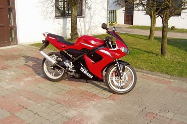 Moja TZR i ja :-) - trochę piachu pod nim ale to miejsce mycia samochodu więc nic dziwnego... #TZR #motor #fura #motór #yamaha #chili