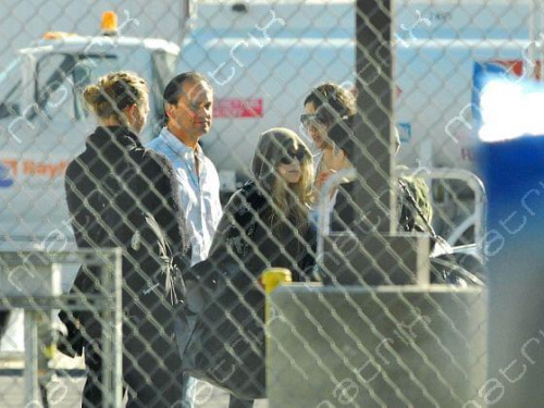 MK, Ashley & Max land at a private airport in L.A