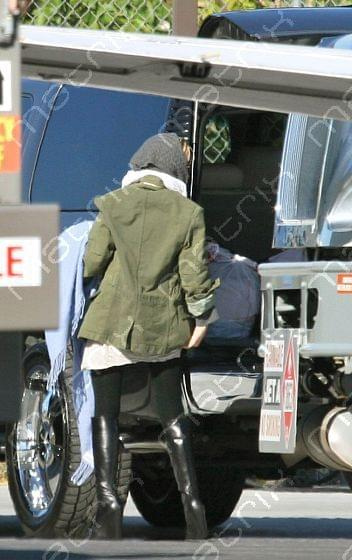 MK, Ashley & Max land at a private airport in L.A