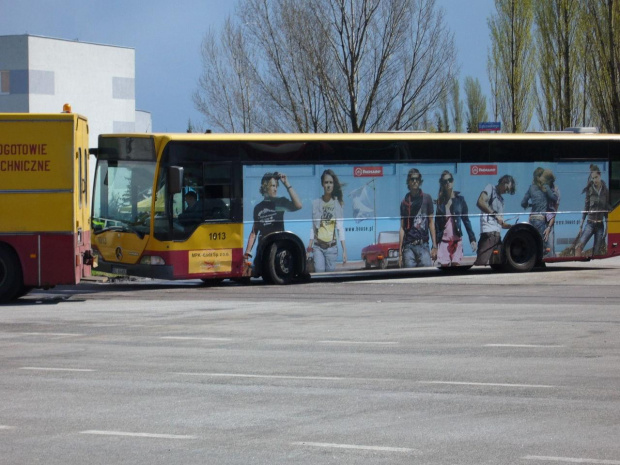 Kolizja autobusu z samochodem dostawczym 18 kwietnia 2007, skrzy żowanie Dąbrowskiego i Lodowej