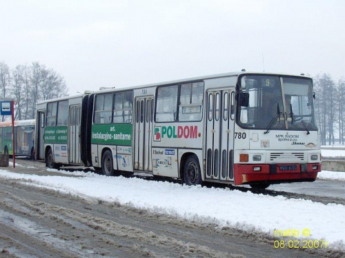 Radom Os. Prędocinek. Ikarus zaraz odjedzie z planową 'dziewiątką' w stronę pętli Os. Gołębiów.