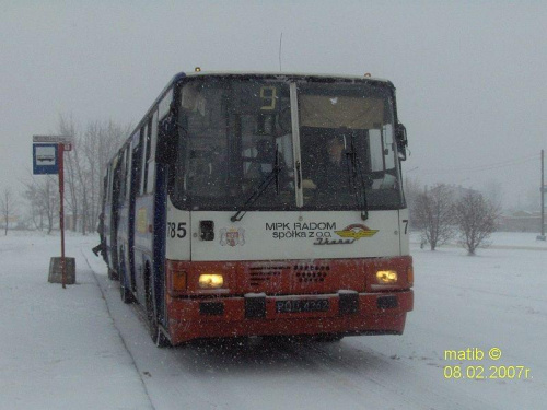 Radom Os. Prędocinek. Kierowca MKM Marcin B. ze swoim Ikaruskiem 785 czekają aż zrobie foto i odjedziemy na Gołębiów,