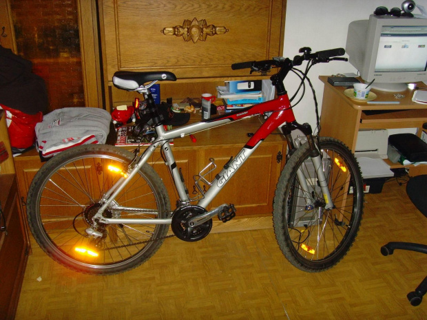 Oto mój rower z zamontowanymi koszykami na bidon, nóżką i licznikiem ;)