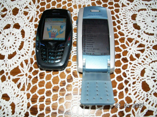 Moje dwa telefony. Nokia6600 i SonyEricsson P800. Nie wiem które zdjęcie lepsze...