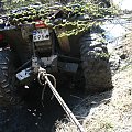 Z lewej strony widać tylko kask pod kuadem - kierowca pod