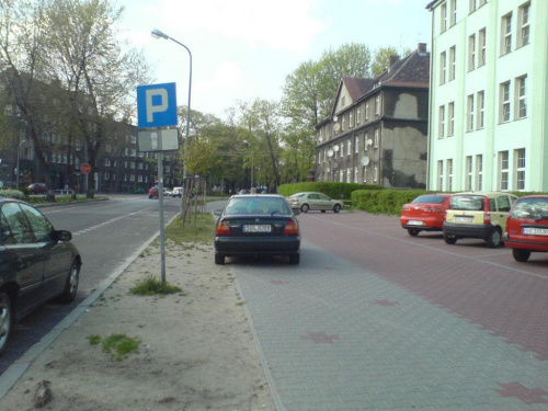 totalny "miszcz" - po lewej ma wolne miejsca, po prawej ma wolne miejsca, ale nie on woli na chodniku #kierowcy #parkowanie #ParkującyInaczej