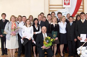 27 kwietnia 2007 oficjalnie pożegnaliśmy kolejnym rocznik absolwentów sobieszyńskiej szkoły. #Sobieszyn #Brzozowa #Absolwenci2007 #MonikaZdunek #RafałIwan #MateuszTuremka #IwonaSęk #KrzysztofKrakowiak #OlgaFijołek