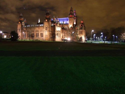 Glasgow noca.... "W czerwonym blasku świec stary klasztor pojawia się, u jego wrót pokutował ktoś..." ;) #GlasgowNoca
