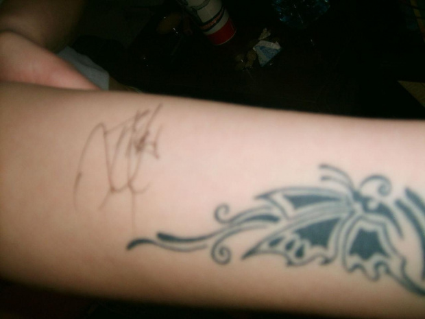 Autograf od Piotrka obok mojego tattoo;p