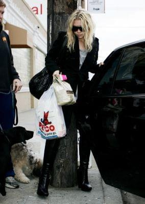 Ashley picks up dogs at Petco -styczeń 2007