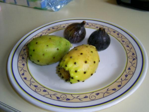 Owoce z kaktusa i dwie figi. #Owoce