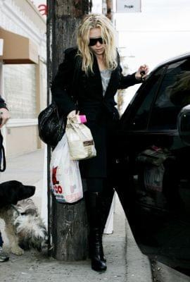 Ashley picks up dogs at Petco -styczeń 2007