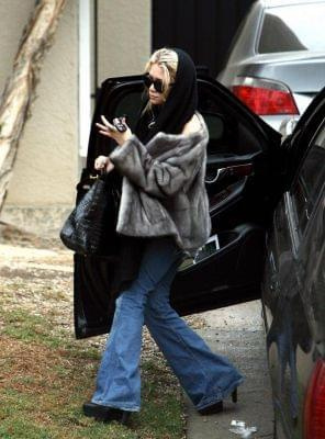 Ashley visiting a friend in Beverly Hills-styczeń 2007