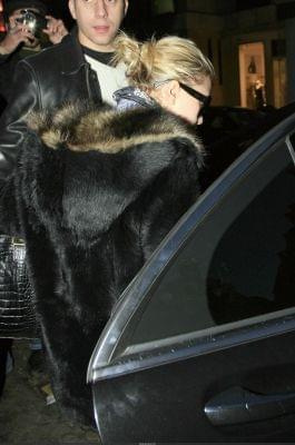 MK and Ash leaving Athene Hotel in Paris -luty 2007