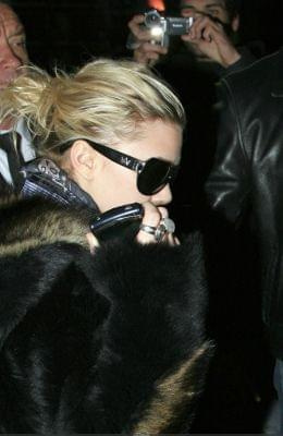 MK and Ash leaving Athene Hotel in Paris -luty 2007