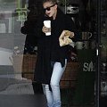 Ashley stops at Starbucks in LA-Hollywood-marzec 2007