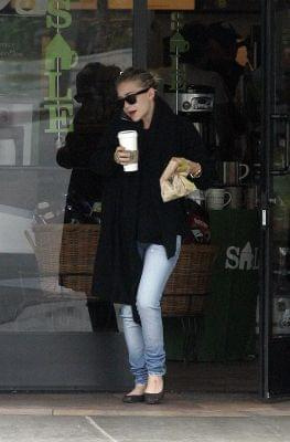 Ashley stops at Starbucks in LA-Hollywood-marzec 2007