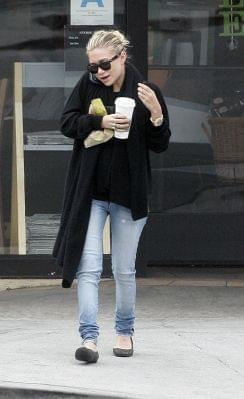 Ashley stops at Starbucks in LA-Hollywood-marzec 2007