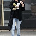 Ashley stops at Starbucks in LA-Hollywood-marzec 2007