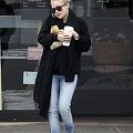 Ashley stops at Starbucks in LA-Hollywood-marzec 2007