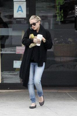 Ashley stops at Starbucks in LA-Hollywood-marzec 2007