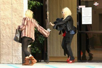 MK and Ash leaving a building in Culver City-marzec 2007