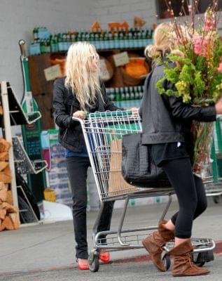 MK and Ash buy groceries in LA-marzec 2007