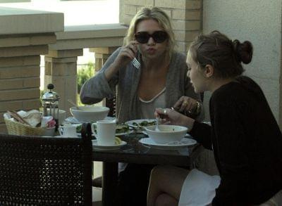 Ashley having lunch with Lizzie in Beverly Hills-marzec 2007