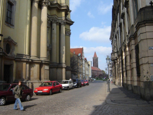 Legnica. Po lewej kosciol franciszkanow, po prawej palac opatow lubiaskich na wprost zamek piastowski