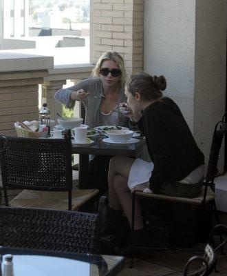 Ashley having lunch with Lizzie in Beverly Hills-marzec 2007