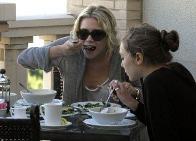 Ashley having lunch with Lizzie in Beverly Hills-marzec 2007