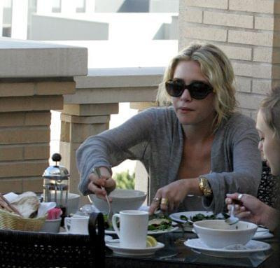 Ashley having lunch with Lizzie in Beverly Hills-marzec 2007