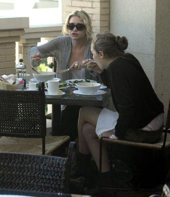 Ashley having lunch with Lizzie in Beverly Hills-marzec 2007