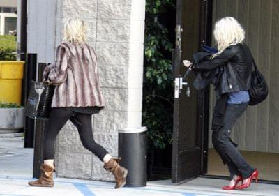 MK and Ash leaving a building in Culver City-marzec 2007