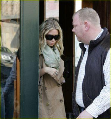 Ash leaving Rio Mar restaurant in NYC’s Meatpacking District-marzec 2007