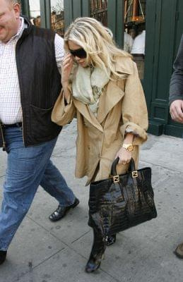 Ash leaving Rio Mar restaurant in NYC’s Meatpacking District-marzec 2007