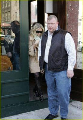 Ash leaving Rio Mar restaurant in NYC’s Meatpacking District-marzec 2007