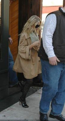 Ash leaving Rio Mar restaurant in NYC’s Meatpacking District-marzec 2007