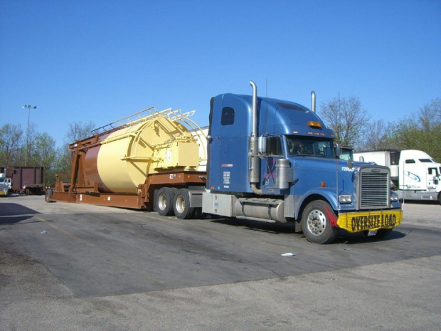 Freightliner FLD 120 and oversize load